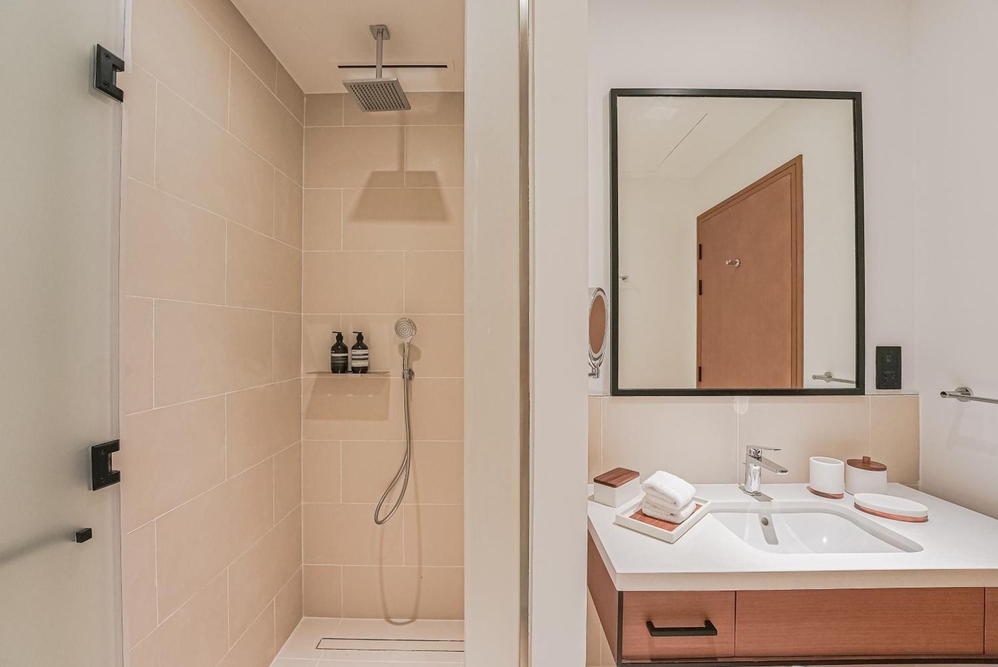 Modern 2Br High Floor Haven In Vida Dubai Marina Apartment ภายนอก รูปภาพ